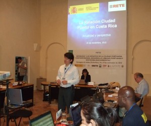 Dr. Róger Ríos, Coord. PROCIP   expuso sobre la relación ciudad / puerto   en Costa Rica.