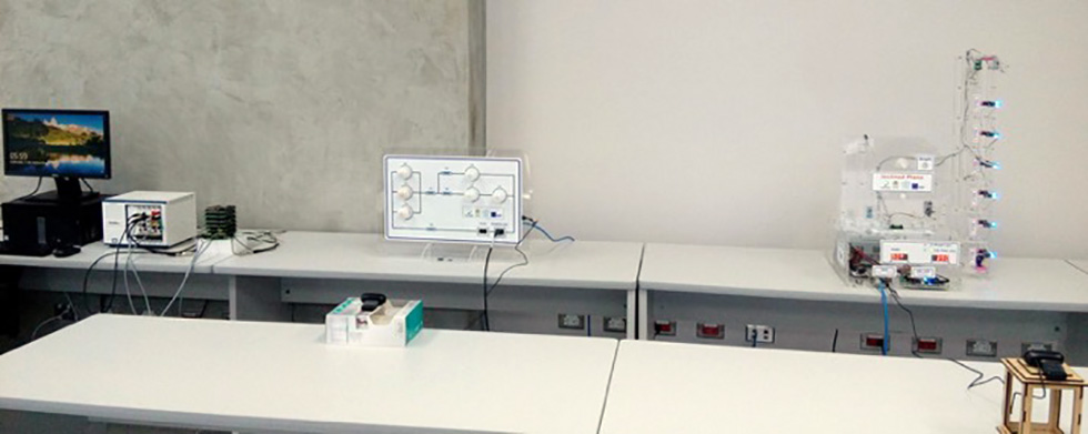 Dispositivos electrónicos en una mesa de laboratorio